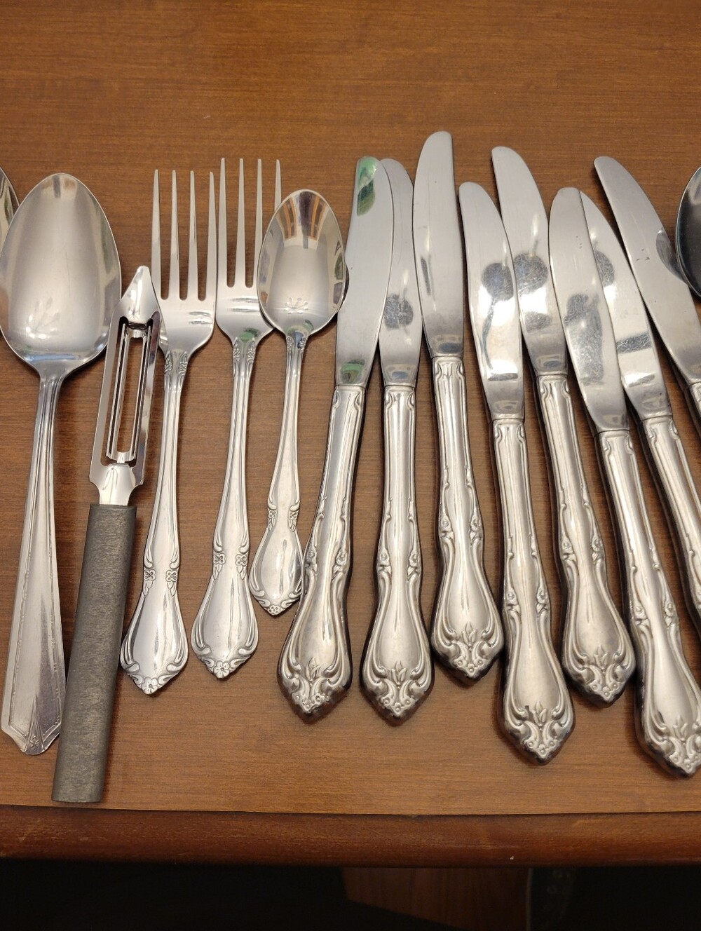 16 pieces of assorted stainless steel flatware